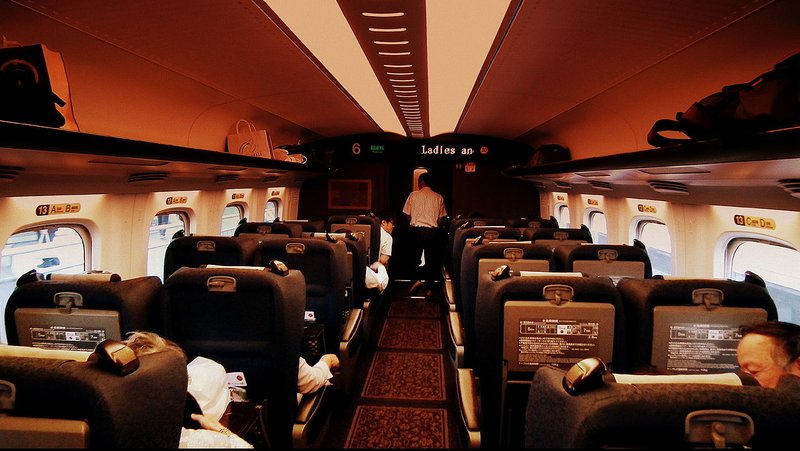 1280px-GREEN_CAR(FIRST_CLASS)INSIDE_VIEW_KYUSHU_JR_WEST_SHINKANSEN_SERIES_700_BULLET_TRAIN_JAPAN_JUNE_2012_(7419031422)