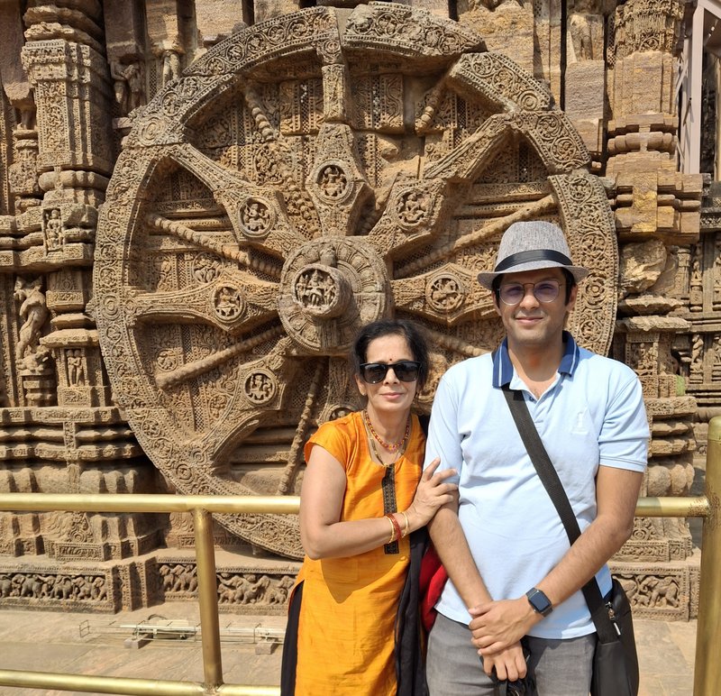 4. ಕೊನಾರ್ಕ್_ ಮಂದಿರದ ಚಕ್ರದೊಂದಿಗೆ-1