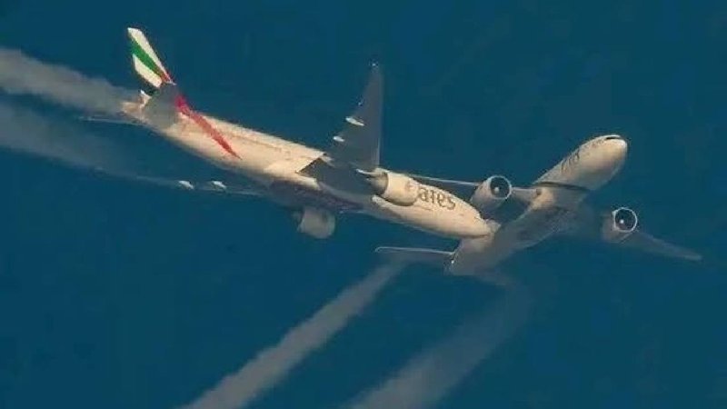 A viral photo that looks like an Emirates and Pakistan International Airlines plane collided in mid-air over Poland