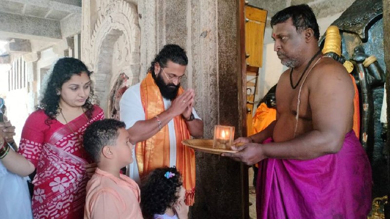 After Kantara Success, Rishab Shetty Visits Hampi’s Kodandarama Temple