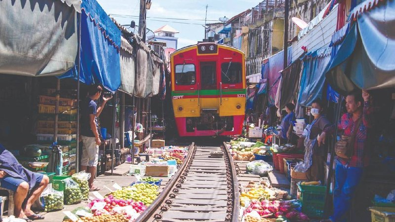 Folding umbrella market