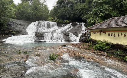 ಮೈದುಂಬಿ ಹರಿಯುವ ಹೊಸದೇವತಾ ಜಲಪಾತ