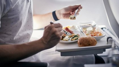ವಿಮಾನದಲ್ಲಿ ಆಹಾರ ವಿತರಣೆ