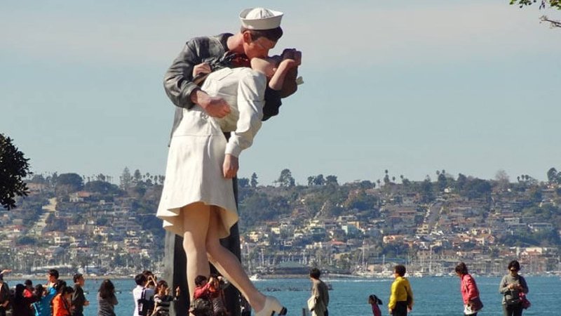 Kissing Statue
