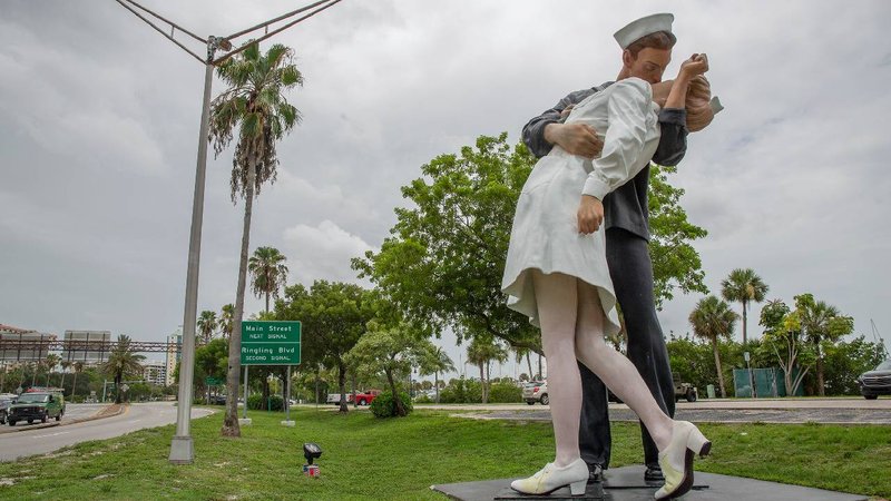 Kissing Statue 3