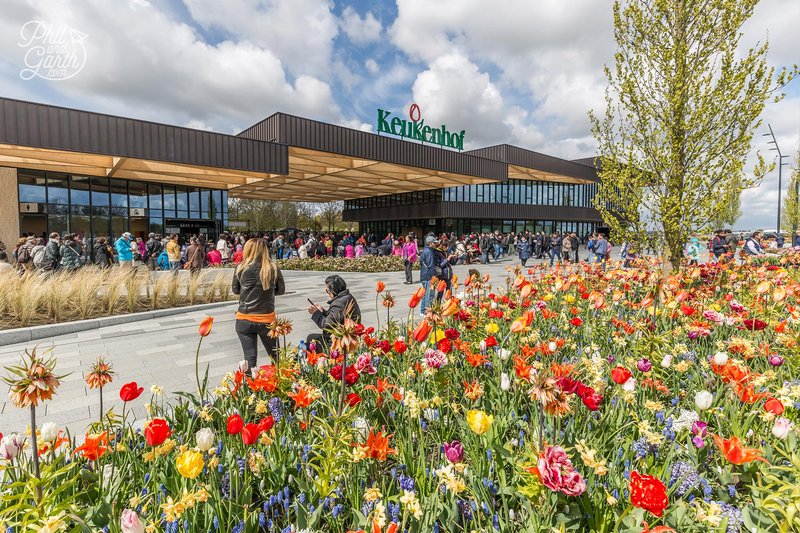 Outside-the-main-entrance-of-Keukenhof-Gardens-Netherlands