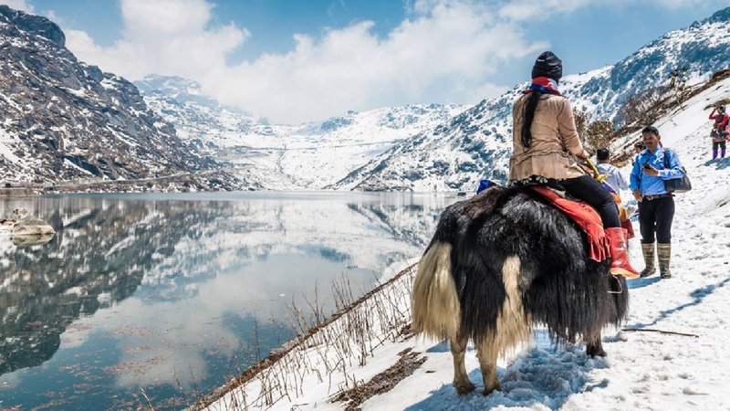 Sikkim Sees Massive Winter Rush as Nathula–Tsomgo Attract Thousands