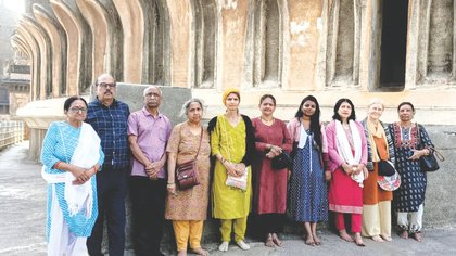 ಕಾಯಿ ಒಡೆದು ಕಣ್ತೆರೆಸಿದ ವಿದೇಶಿ ಮಹಿಳೆ