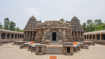 ದಾಳಿಯಿಂದ ಮುಕ್ಕಾದ ದೇವಾಲಯ