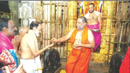 ಮಂತ್ರಾಲಯಕ್ಕೆ ಭೇಟಿ ನೀಡಿದ ವರನಟನ ಪರಿವಾರ