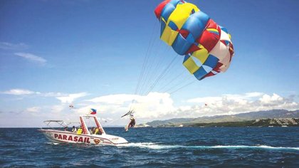 ಪ್ಯಾರಾಶೂಟ್‌ ಏರಿ ಅಟ್ಲಾಂಟಿಕಾ ಸಾಗರದ ಮೇಲೆ ಹಾರಿ