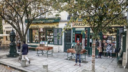 ಪುಸ್ತಕದ ಅಂಗಡಿಯ ಮುಖವಾಡ ಧರಿಸಿದ ಸಮಾಜವಾದಿ ಸ್ವರ್ಗ