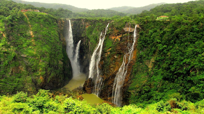 ಮೇಘಗಳ ಮಡಿಲಿನಿಂದ ಧುಮುಕುವ ಜಲವೈಭವ