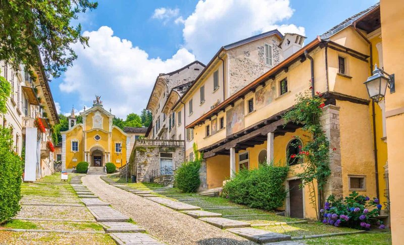 orta-san-giulio-cobbled-street-scaled