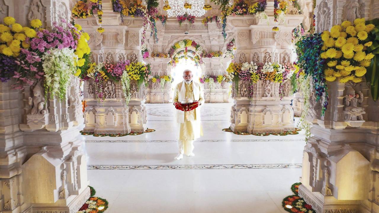 ಅಯೋಧ್ಯೆಯ ರಾಮಮಂದಿರದಲ್ಲಿ ಧ್ವಜಾರೋಹಣ ನೆರವೇರಿಸಿದ ಪ್ರಧಾನಿ