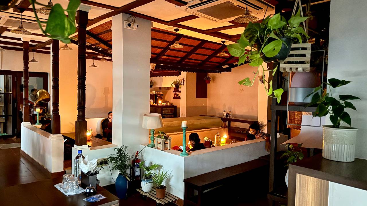 ಸಿಲಾ ಯುಗದ  ಗಾರ್ಡನ್ ಕೆಫೆಯಲ್ಲಿ