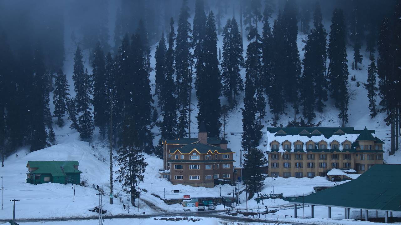 ಗುಲ್ಮಾರ್ಗ್‌ನಲ್ಲಿ ಸುರಿಯುತ್ತಿರುವ ಮಂಜು; ಪ್ರವಾಸೋದ್ಯಮ ಚಟುವಟಿಕೆಗಳಿಗೆ ಚೈತನ್ಯ