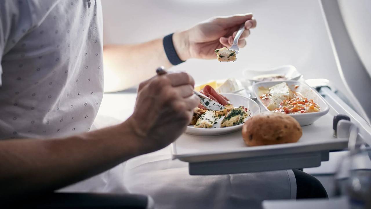 ವಿಮಾನದಲ್ಲಿ ಆಹಾರ ವಿತರಣೆ