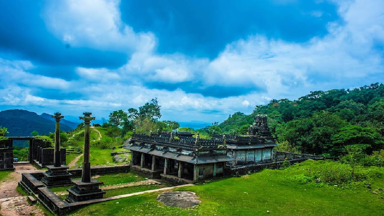 ಕವಲೇ ದುರ್ಗಕ್ಕೆ ಕಾಲ್ನಡಿಗೆಯೇ ಸಾರಿಗೆ