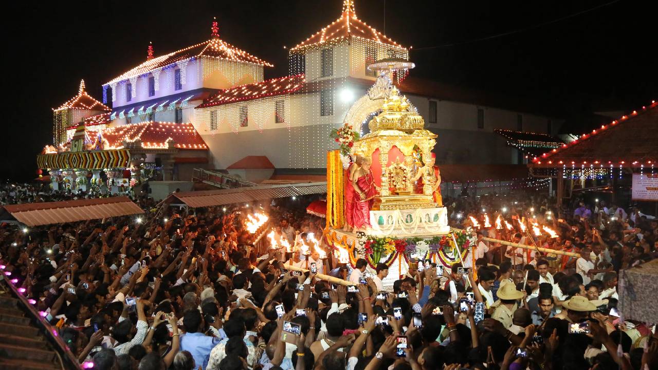 ದೀಪದಿಂದ ದೀಪ ಬೆಳಗಿದಂತೆ ದೀಪದಿಂದ ಜ್ಞಾನ ಬೆಳಗುತ್ತಿರುವ ಜಾಗ ಈ ಧರ್ಮಸ್ಥಳ