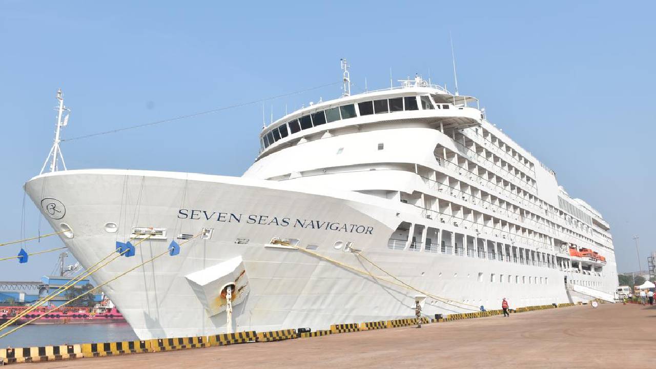 ಐಷಾರಾಮಿ ಕ್ರೂಸ್ ಮೂಲಕ ಮಂಗಳೂರಿಗೆ ಬಂದಿಳಿದ ವಿದೇಶಿ ಪ್ರವಾಸಿಗರು