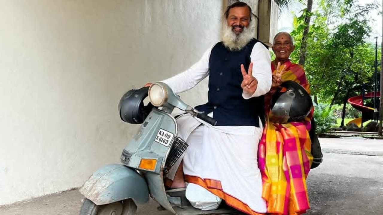 ಭಾರತ ಸುತ್ತಿದ ಅಮ್ಮ ಮಗನಿಗೆ ಕಾರ್ ಉಡುಗೊರೆ ಕೊಟ್ಟ ಆನಂದ್ ಮಹೀಂದ್ರ!