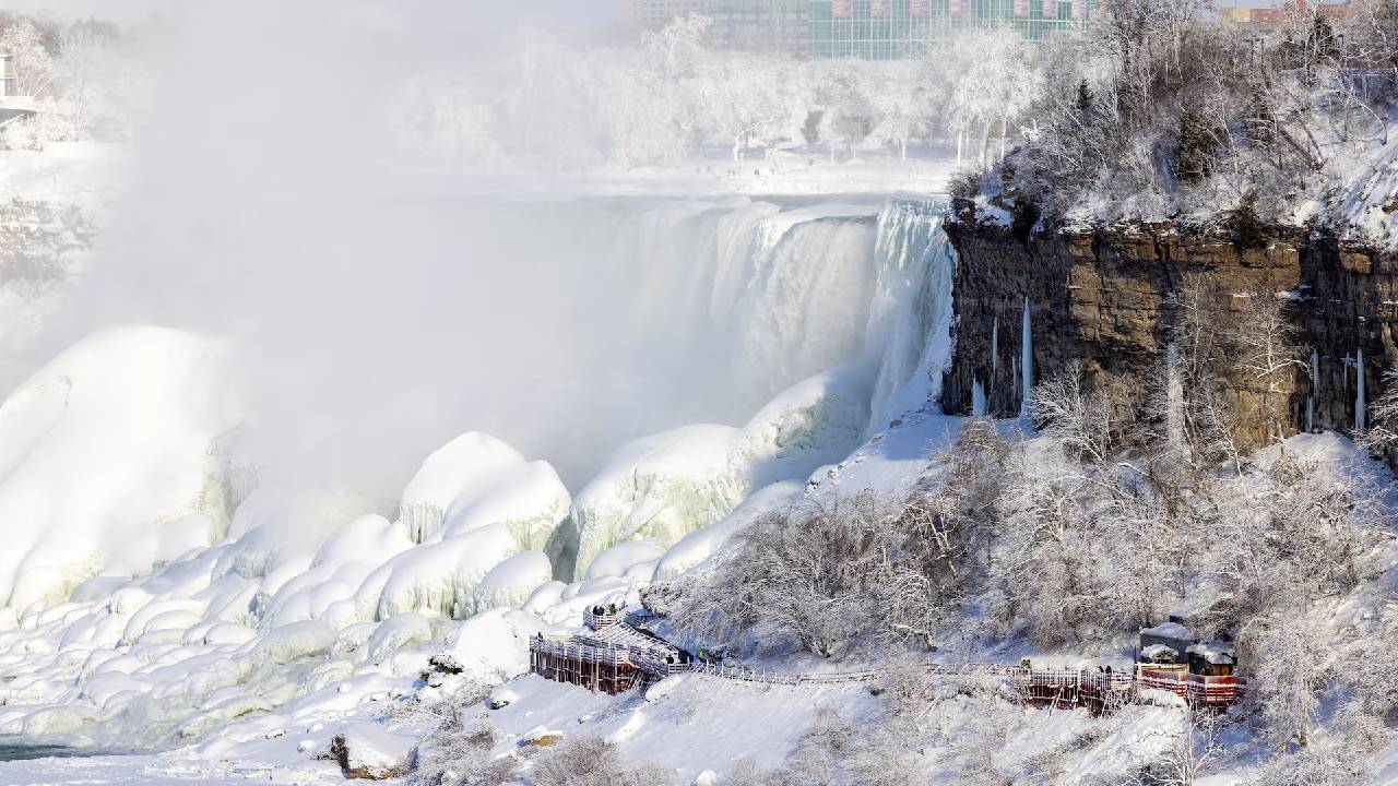 ಹಿಮಾವೃತವಾದ ನಯಾಗರ ಜಲಪಾತ; ಪ್ರವಾಸಿಗರ ಗಮನ ಸೆಳೆದ ವಿಂಟರ್ ವಿಸ್ಮಯ