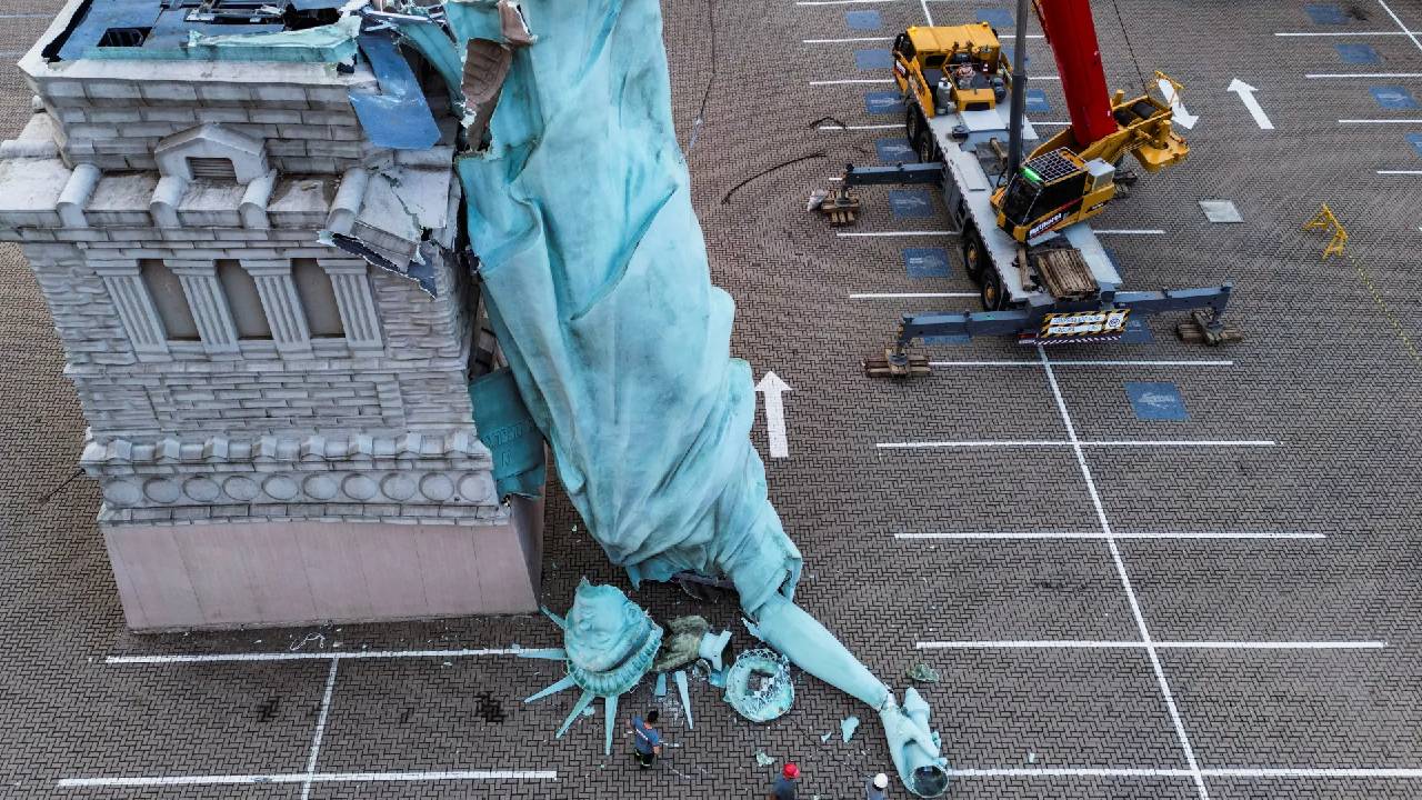 ಚಂಡಮಾರುತದ ಅಬ್ಬರಕ್ಕೆ ಕುಸಿದ ಲಿಬರ್ಟಿ ಪ್ರತಿಮೆ