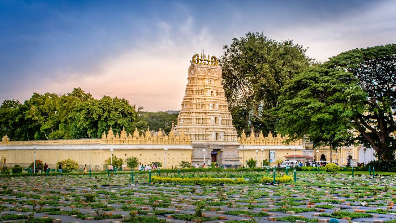 ಮೈಸೂರು ಅರಮನೆಯ ಸುತ್ತಮುತ್ತಲಿನ ದೇವಾಲಯಗಳು...