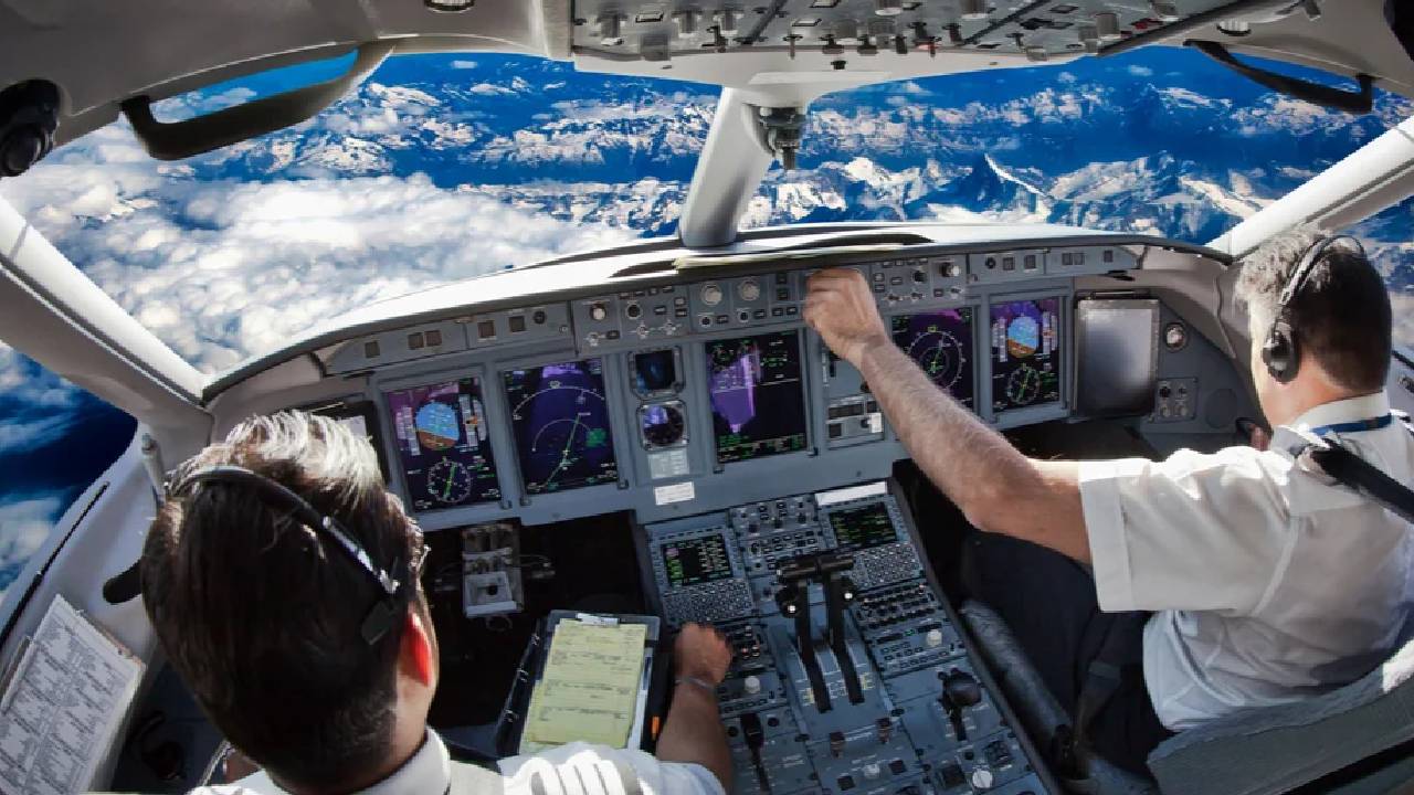 ಆಕ್ಸಿಜನ್‌ ಮಾಸ್ಕ್‌ ಮತ್ತು ಮೈಕ್ರೋಪೋನ್