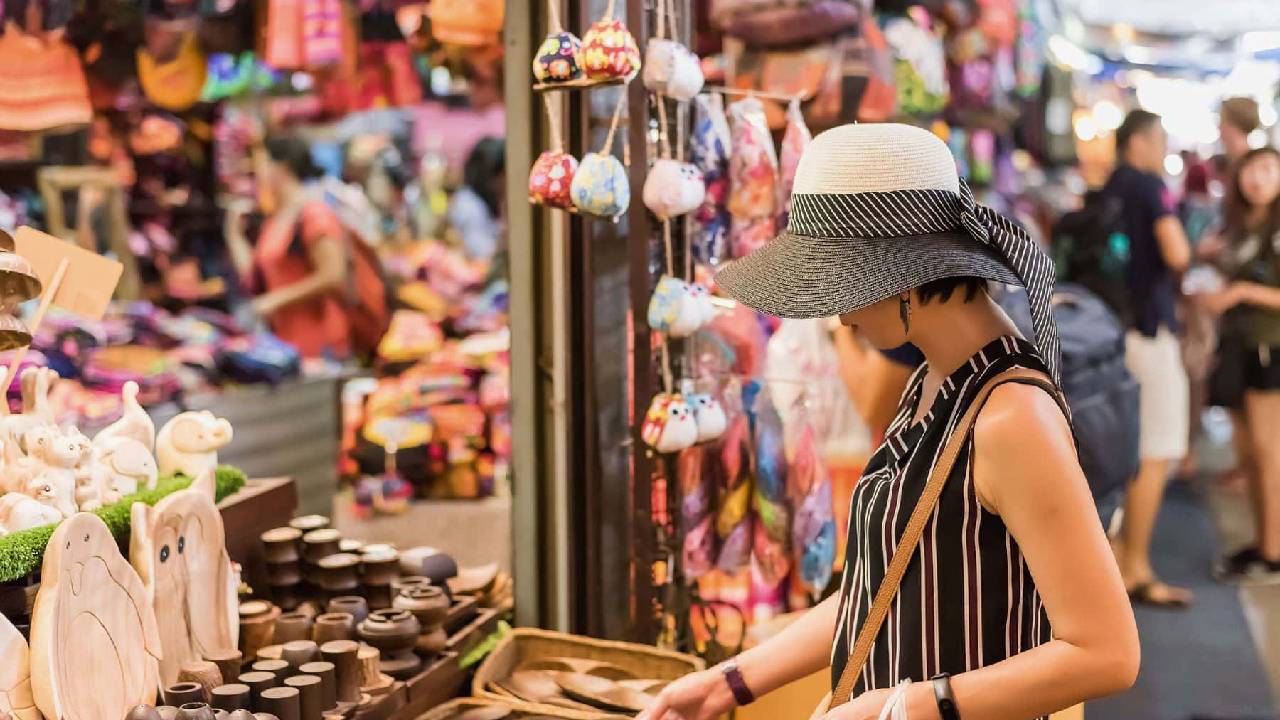 ಪ್ರವಾಸದಲ್ಲಿ ಶಾಪಿಂಗ್ ಮಾಡದಿದ್ದರೆ ಶಾಪ ವಿಮೋಚನೆಯಾಗದು!