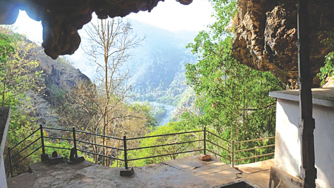 ಕವಳಾ ಕೇವ್ಸ್‌ನಲ್ಲಿ ಸ್ವಯಂಭೂ ಶಿವ ಸನ್ನಿಧಿ