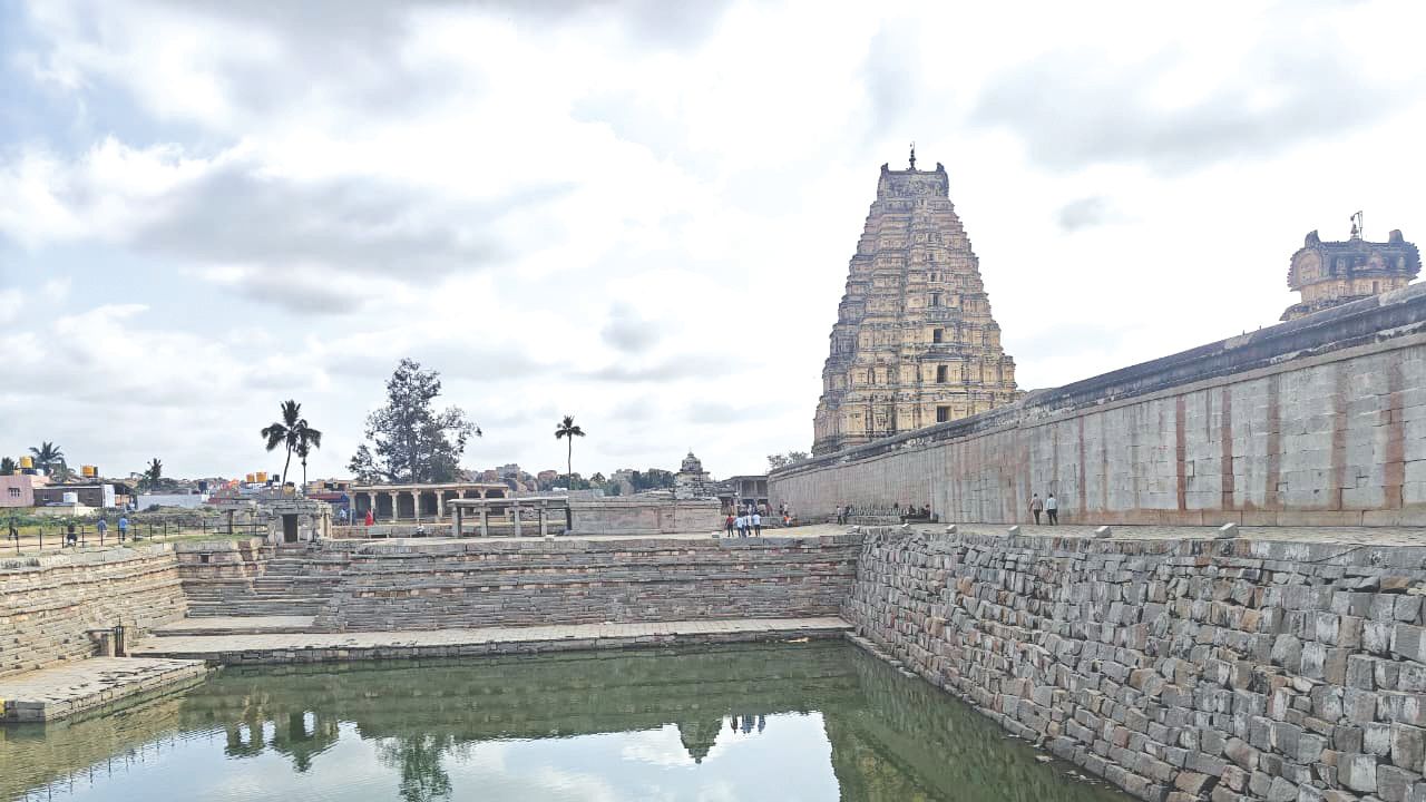 ಕೇಳಿಸದೆ ಕಲ್ಲು ಕಲ್ಲಿನಲಿ ಕನ್ನಡ ನುಡಿ…