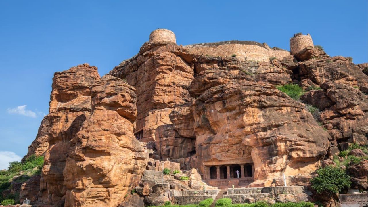 ಮೂರು ಲಕ್ಷ ಶಿಲ್ಪಿಗಳ ಕುಸುರಿ