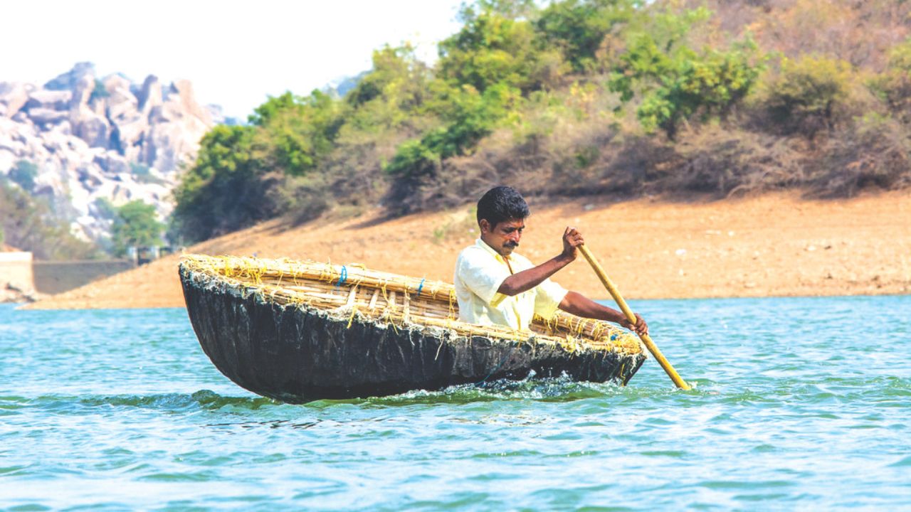 ಬಂಗಾರ ನೀರ ಕಡಲಾಚೆಗೀಚೆಗಿದೆ ನೀಲ ನೀಲ ತೀರಾ…