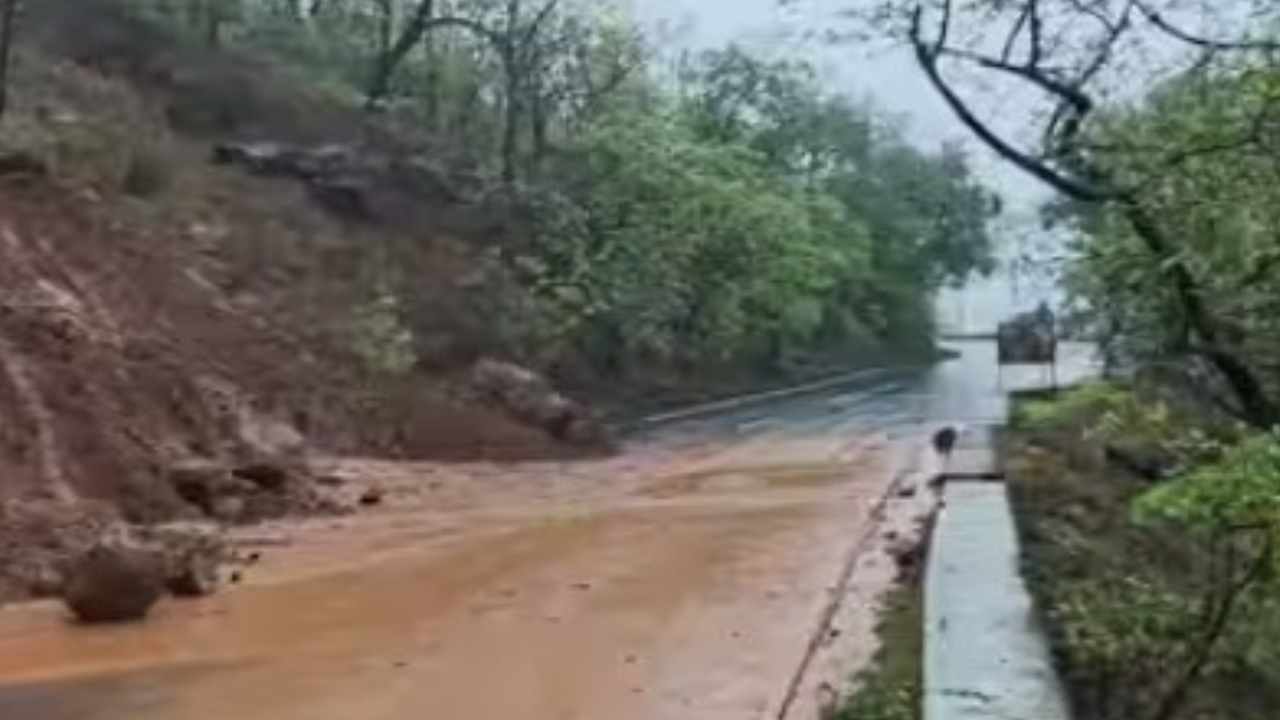 ಕಸಾರಾ ಘಾಟ್‌ನಲ್ಲಿ ಭೂಕುಸಿತ: ತಾತ್ಕಾಲಿಕ ನಿರ್ಬಂಧ