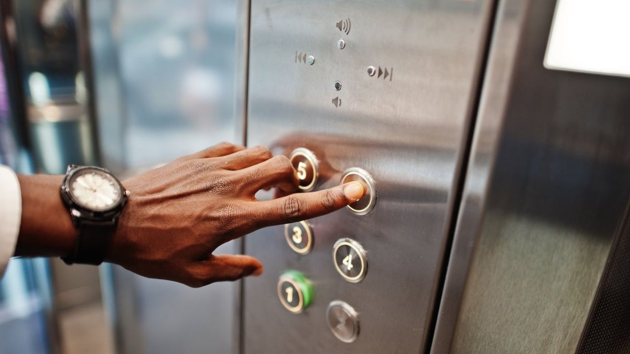 ಲಿಫ್ಟ್ ಮ್ಯಾನರ್ಸ್ ಕಲಿಯುವುದೆಂದು?