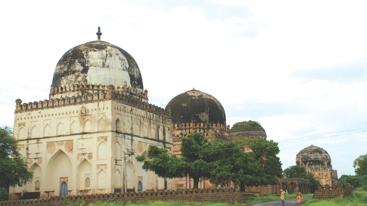 ಅಷ್ಟೂರ್‌ ಸ್ಮಾರಕಗಳಲ್ಲಿ ಉಸಿರಾಡುತ್ತಿರುವ ಮನಮೋಹಕ ಕವನಗಳು