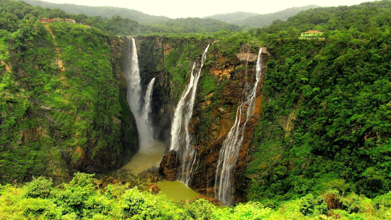 ಮೇಘಗಳ ಮಡಿಲಿನಿಂದ ಧುಮುಕುವ ಜಲವೈಭವ