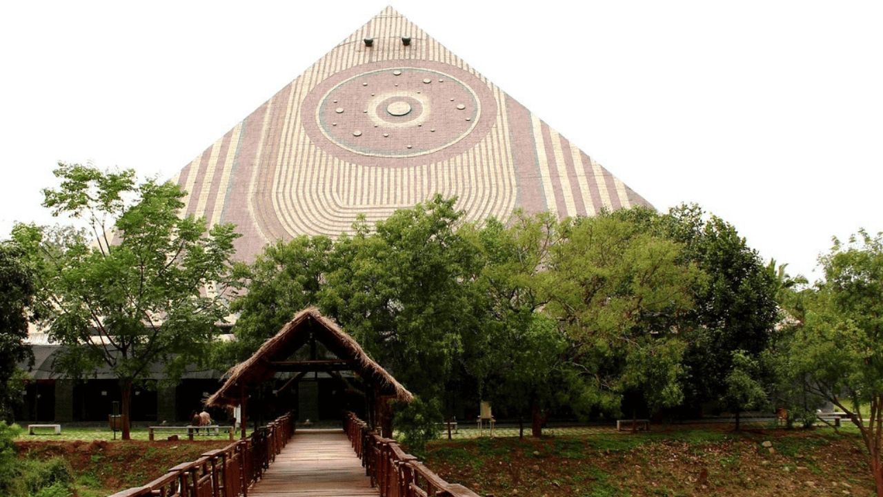 ಪಿರಮಿಡ್ ವ್ಯಾಲಿಗೆ  ಈಗಿಪ್ಟ್‌ನ ಗೀಸಾ ಸ್ಪೂರ್ತಿ