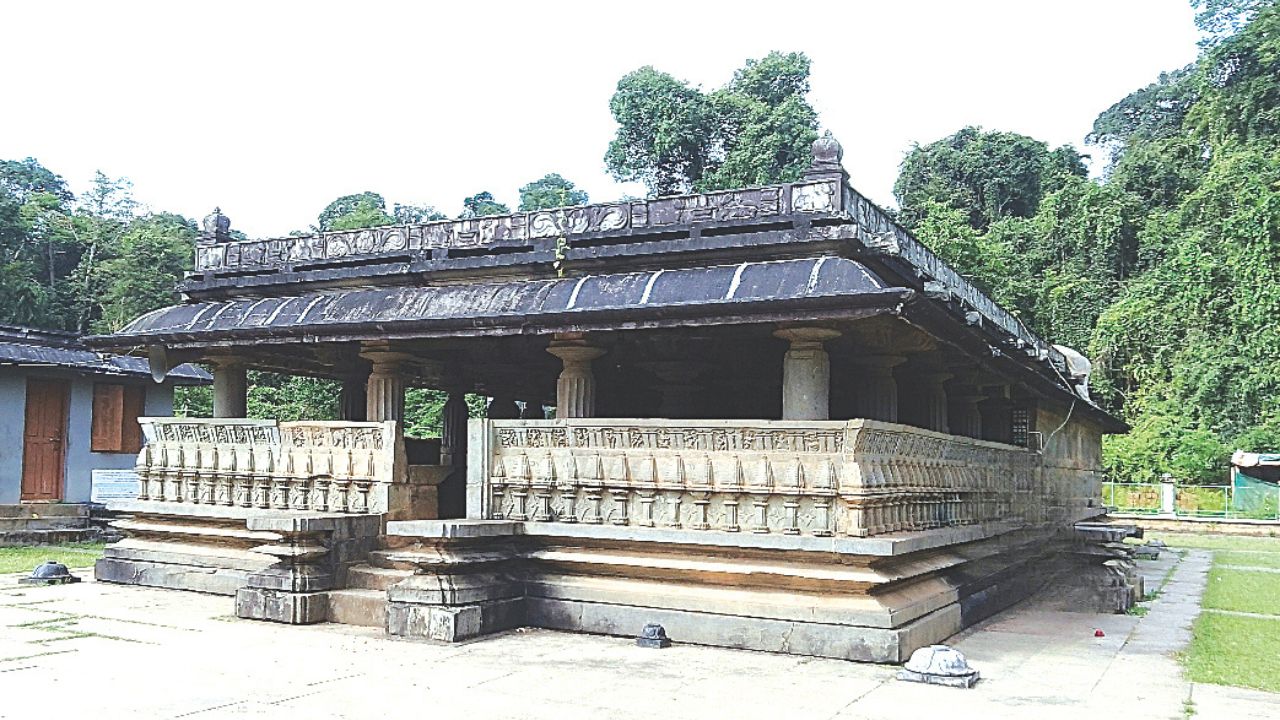 ಕಾಲಗರ್ಭದಲ್ಲಿ ಅಡಗಿಹೋಗಿದ್ದ ಐತಿಹಾಸಿಕ ದೇಗುಲ...!