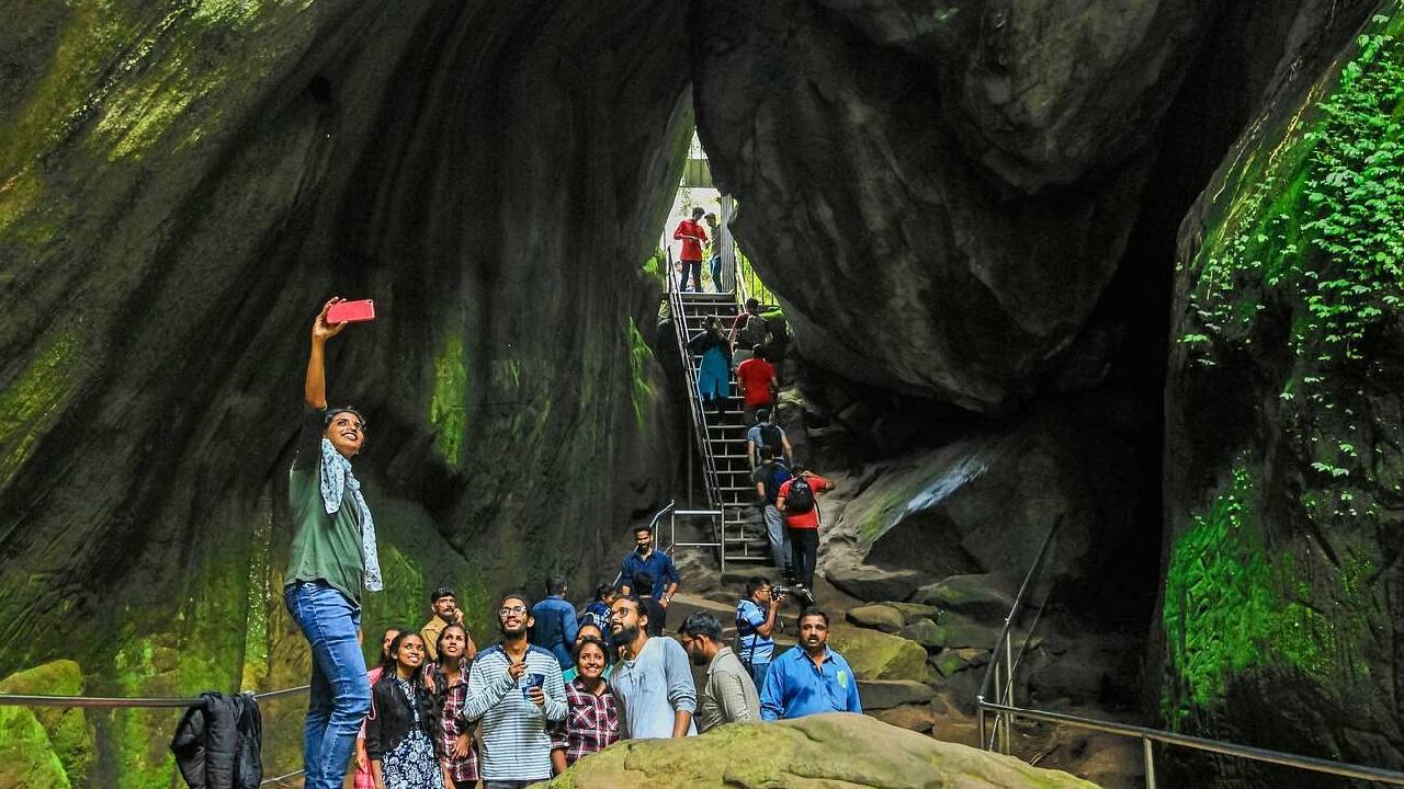 ಎಡ ಕಲ್ಲು ಗುಡ್ಡದ ಮೇಲೆ...