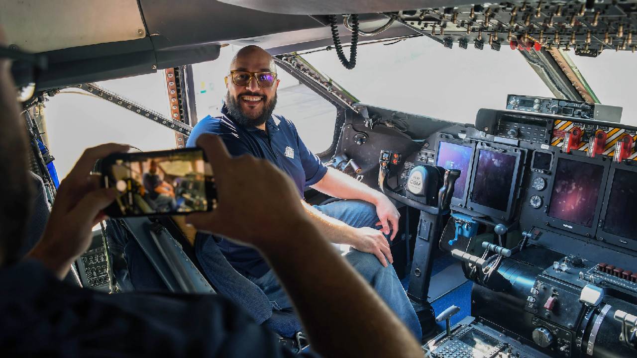 ಕಾಕ್‌ಪಿಟ್‌ನಲ್ಲಿ ಯಾರು ಹೋಗಬಹುದು ?