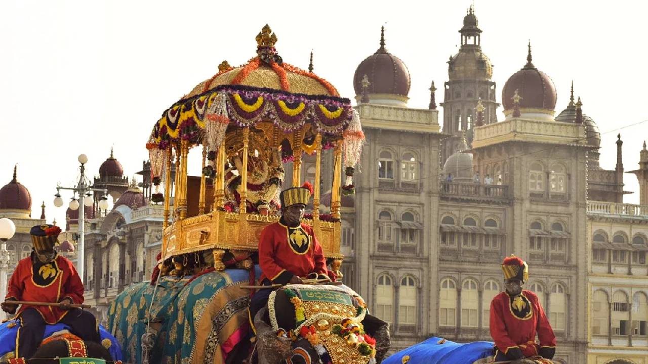 ಮೈಸೂರು ದಸರಾ ಎಷ್ಟೊಂದು ಸುಂದರಾ! ಚೆಲ್ಲಿದೆ ನಗೆಯ ಪನ್ನೀರಾ...