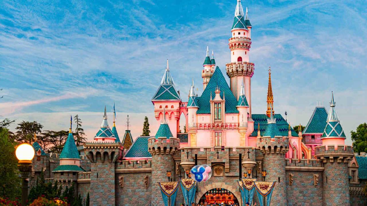 ಕನಸುಗಾರನೊಬ್ಬ ನಿರ್ಮಿಸಿದ ಡಿಸ್ನಿಲ್ಯಾಂಡ್‌ನಲ್ಲಿ ನಿಂತು…