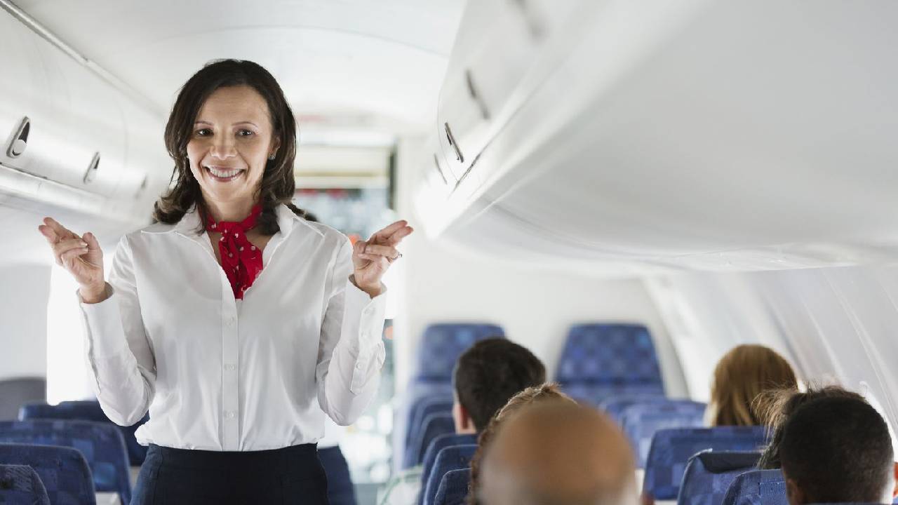 ವಿಮಾನದಲ್ಲಿ ಸುರಕ್ಷತಾ ಪ್ರದರ್ಶನ