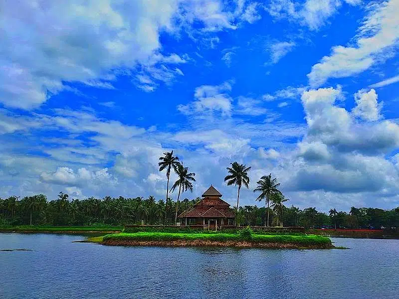 ಕಾರ್ಕಳದ ಸೊಬಗನ್ನು ಹೆಚ್ಚಿಸುತ್ತಿದೆ “ಆನೆಕೆರೆ ಬಸದಿ”