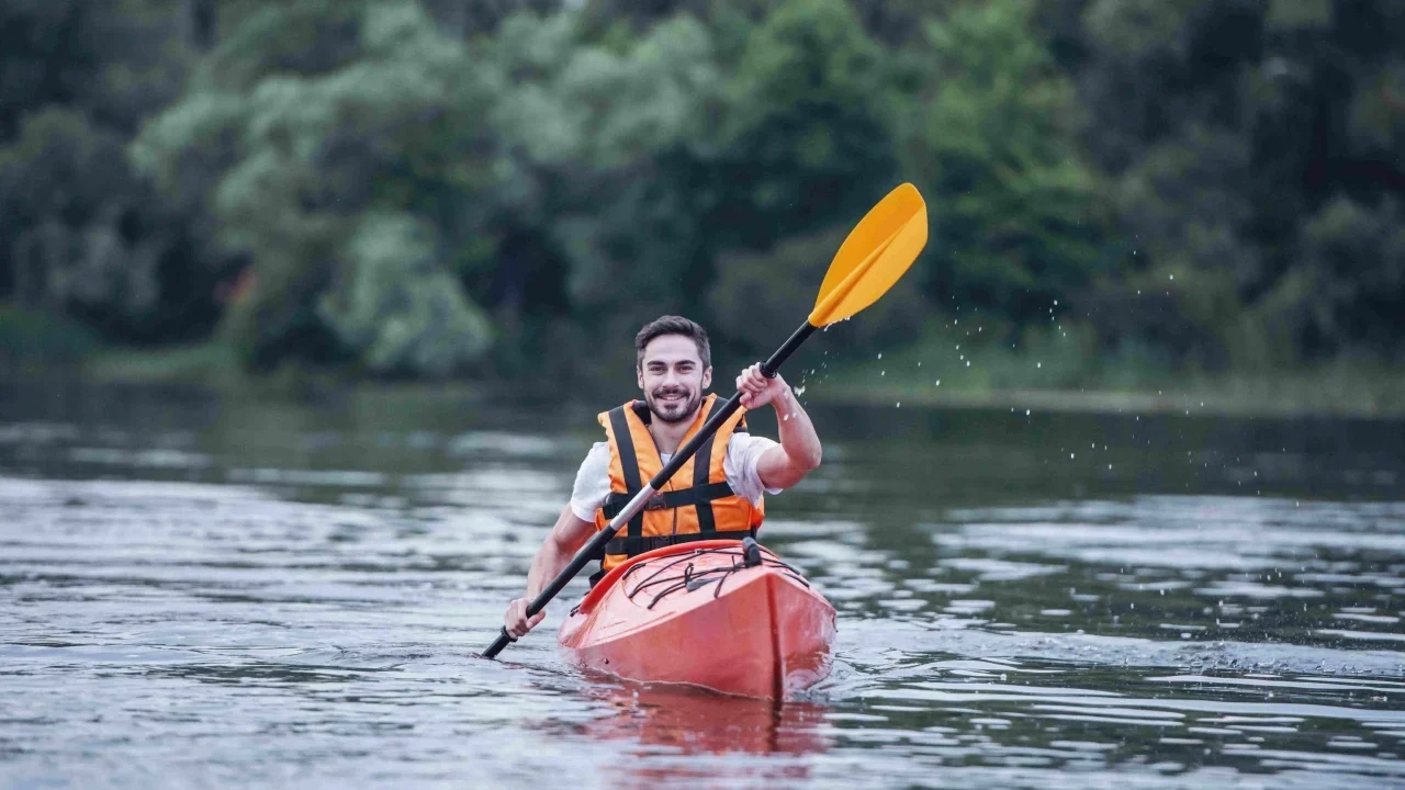 ರಿವರ್ ಎಡ್ಜ್ ಕಯಾಕಿಂಗ್‌ನಲ್ಲಿ ಕಾಂಡ್ಲಾ ಸುತ್ತಿ ಬಂದೆ