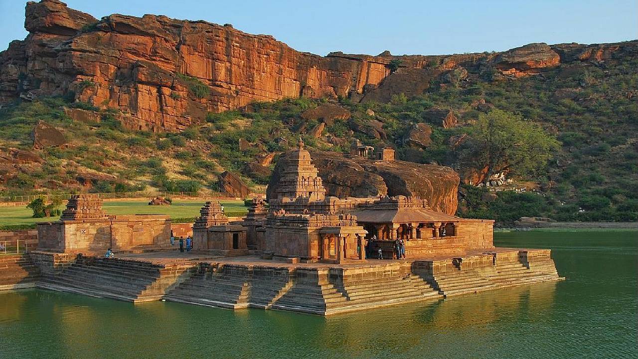 ಒಂದೇ ಸೂರು ಟೂರು ಹತ್ತಾರು…