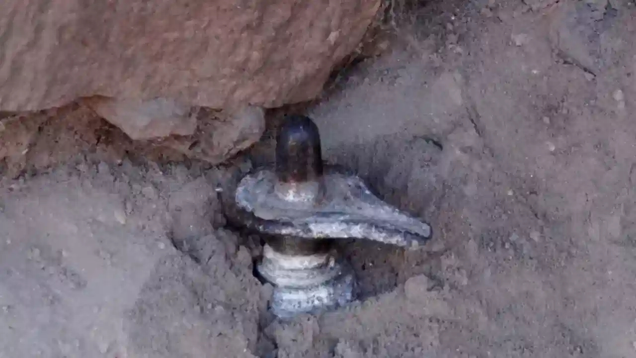 ಲಕ್ಕುಂಡಿ ಉತ್ಖನನದ ವೇಳೆ ಲೋಹದ ಶಿವಲಿಂಗ ಪತ್ತೆ